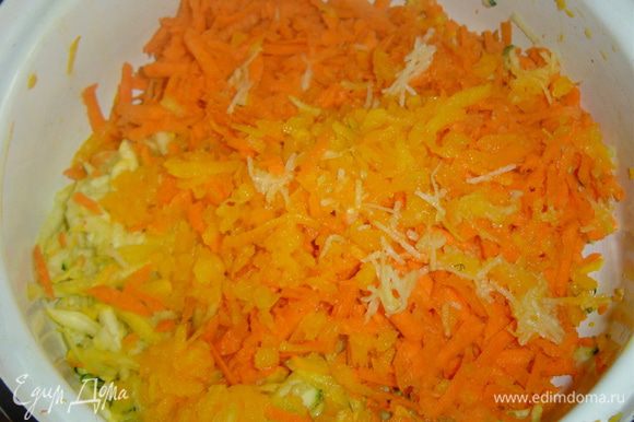 Патиссон и морковь натираем на крупной терке, а перец очищаем от семян и плодоножки и мелко нарезаем, чеснок натираем на мелкой терке и все тщательно перемешиваем.
