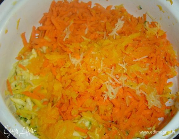 Патиссон и морковь натираем на крупной терке, а перец очищаем от семян и плодоножки и мелко нарезаем, чеснок натираем на мелкой терке и все тщательно перемешиваем.