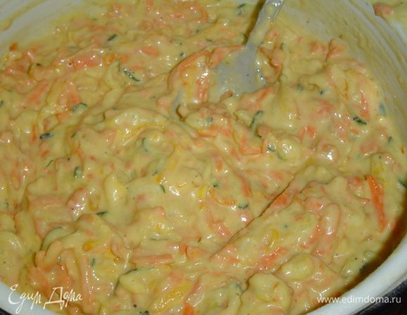 Яйца взбиваем до легкой пены, добавляем растопленное сливочное масло, сахар и взбиваем до однородности. Эту яично-молочную смесь добавляем к овощам и хорошенько перемешиваем. Последний штрих – это добавление смеси итальянских трав, соли и перца.