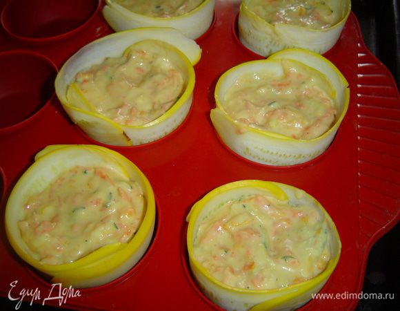 затем заполняем формы на 2/3 тестом с овощами,