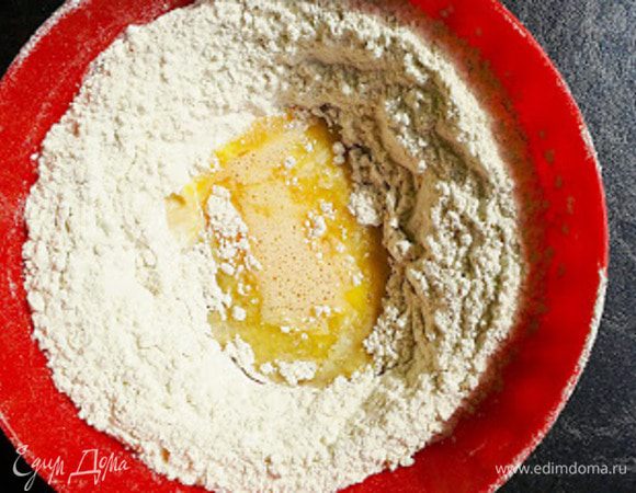 Для опары: пол стакана теплого молока смешиваем с дрожжами, добавляем 1 столовую ложку сахара, 2 столовые ложки муки, перемешиваем, оставляем на 30 минут. Яйцо с сахаром взбиваем вручную. Муку просеиваем и смешиваем с растопленным маслом, яично-сахарной смесью, солью, оставшимся молоком и опарой.
