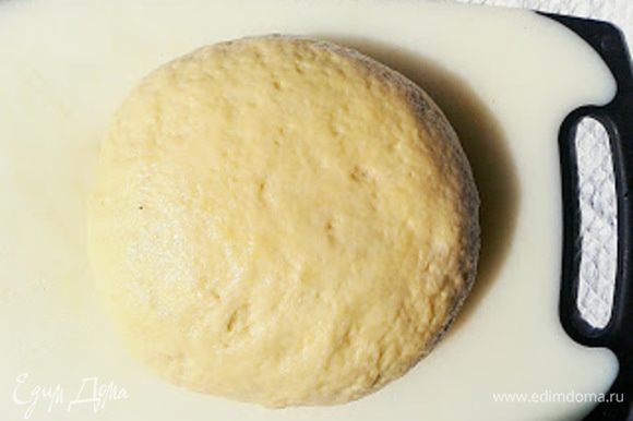 Снова замешиваем тесто в течении 5 минут. При этом лучше руки смазать растительным маслом, чтобы тесто не прилипало к рукам.