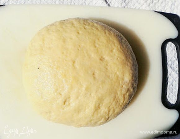 Снова замешиваем тесто в течении 5 минут. При этом лучше  руки смазать растительным маслом, чтобы тесто не прилипало к рукам. 