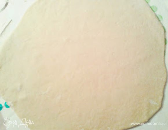 Тесто делим на 2 части и раскатываем из каждой  лепешку, толщиной 3 мм.