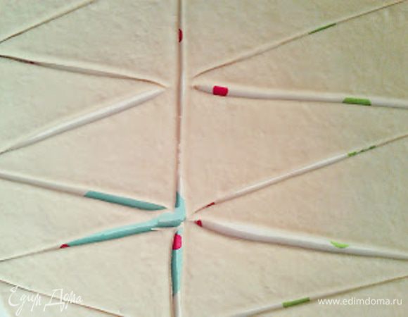 Ножом для пиццы разрезаем на удлененные треугольники.