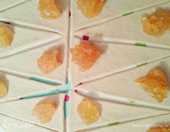 На каждый треугольник выкладываем начинку.