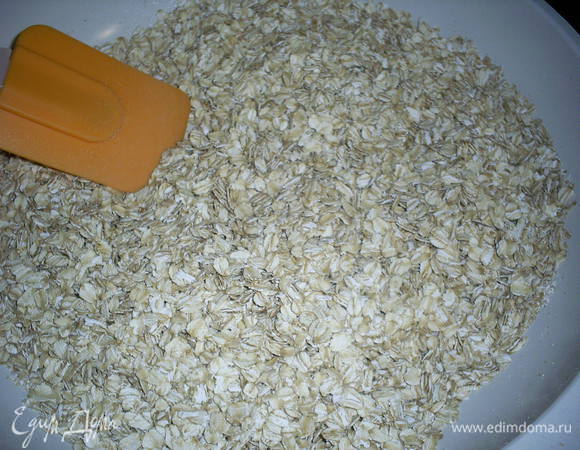 Овсяные хлопья заранее обжариваем на сухой сковороде 10-15 минут до появления характерного запаха. Еще горячими немного измельчаем (скалкой, кофемолкой, мельничкой и т.д.).