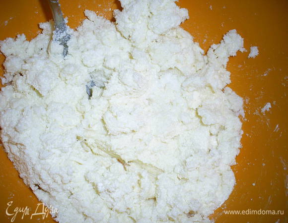 Сливочное масло комнатной температуры положить в миску, размять вилкой, добавить сахар, перемешать до однородности.