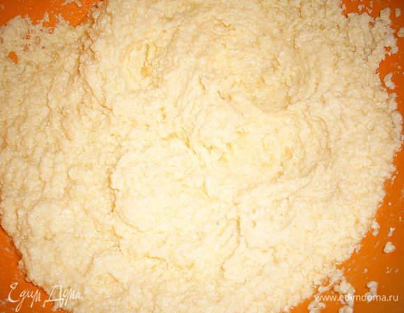 К маслу с сахаром добавляем яйца, взбиваем до однородности.