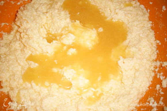 К масляно-яичной смеси добавляем жидкий мед, еще раз взбиваем.