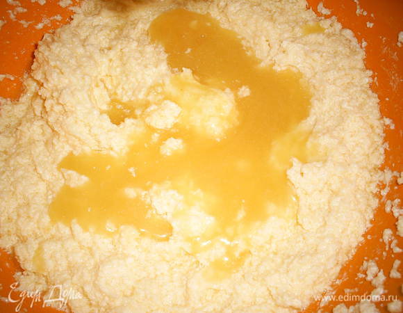 К масляно-яичной смеси добавляем жидкий мед, еще раз взбиваем.