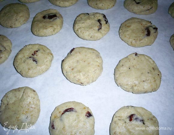 Готовое тесто отправляем в холодильник минимум на полчаса, можно оставить его там и на пару часов.
В холодильнике тесто загустевает и становится очень пластичным. Отщипываем от теста кусочек величиной с грецкий орех, формируем шарик и немного сплющиваем. Заготовки выкладываем на противень, застеленный пергаментом. Из указанного количества теста получается 40-45 шт печенья.