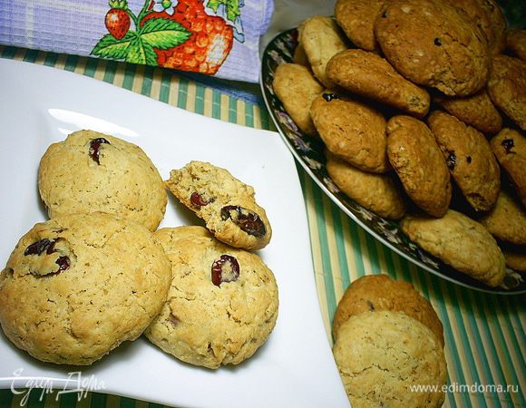 Выпекаем в разогретой до 190-200 градусов духовке 12-15 минут до зарумянивания. Если вы хотите более мягкое печенье, то выпекайте до бледного цвета, если же хотите получить печенье хрустящее, то выпекайте до коричневатого цвета. Приятного аппетита!!!