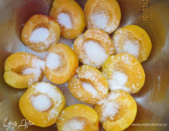 Выложить абрикосы в маленькую кастрюлю и засыпать сахаром.