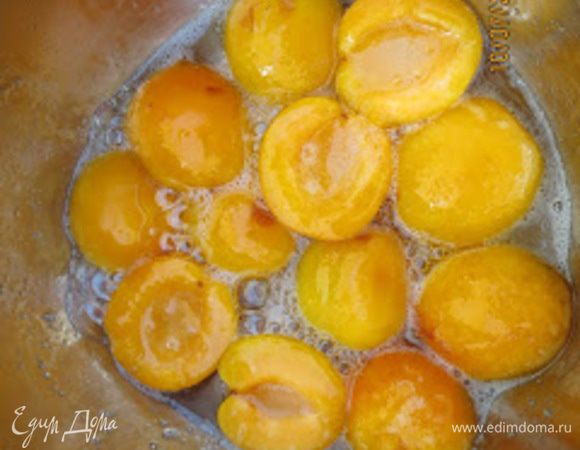 Налить воды и варить 5-10 минут на маленьком огне, постоянно перемешивая. Оставить остыть.