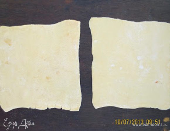 Муку просеять на рабочую поверхность, выложить кусочки масла и порубить ножом..В воду насыпать сахар, соль и перемешать.
Сформировать из муки и масла горку, в середине сделать углубление, налить воды и замесить тесто.
Накрыть тесто салфеткой и поставить в холодильник на 3 часа.
Раскатать тесто и сложить вдвое, снова раскатать и сложить в 3 слоя и вновь раскатать.
Разрезать тесто на квадраты (15 см каждая сторона).