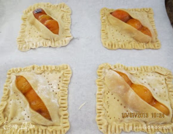 Противень застелить бумагой для выпечки и выложить конверты. Выпекать при температуре 180 градусов 20 минут.