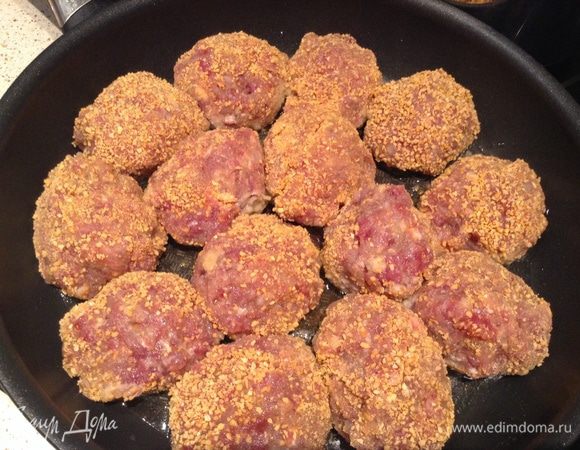 Через мясорубку пропустить мясо и  хорошо вымесить + лук + яйца + соль + перец + приправа для мяса. сформировать котлеты и обвалять в сухарях.
Обжарить по 5 мин. с каждой стороны.