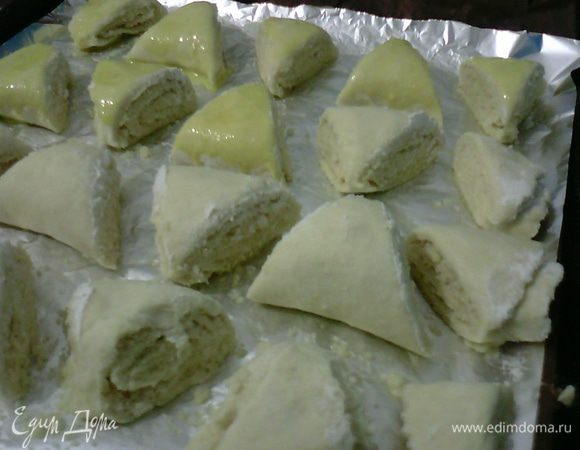 5) Для блеска сверху смазать взбитым желтком.
6) Выпекать 15-20 минут...