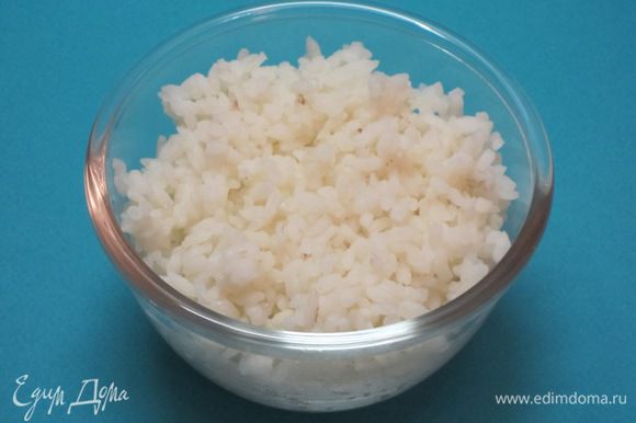 Рис отварить в кипящей подсоленной воде.