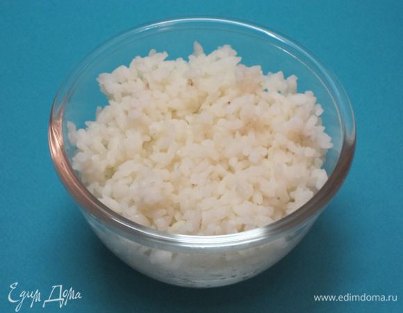 Рис отварить в кипящей подсоленной воде.