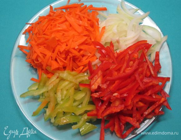 Лук и морковь очистить, нарезать соломкой. Сладкий перец вымыть, удалить сердцевину. Нарезать соломкой.