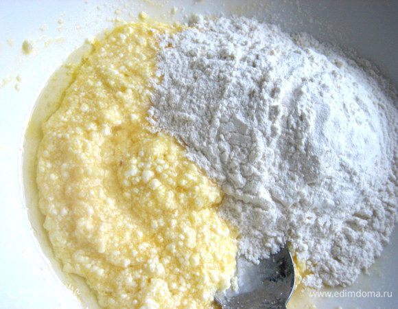 В конце всыпаем муку с разрыхлителем. Количество муки может быть больше, если творог брать влажный из пачки!