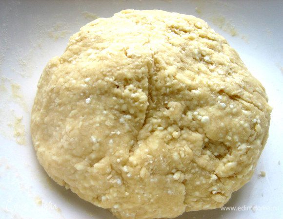 Мнём рукой колобок,собирая остатки муки по блюду. 