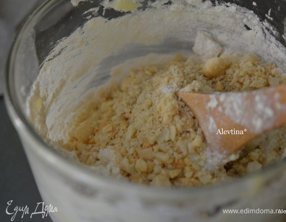 Смешать размягченное масло с сахаром. Взбить вместе до мягкого состояния,добавить ваниль и муку 1 1/4 стакана, порубленные мелко орехи. Перемешать. Тесто будет слегка жестковатым. Отставить в сторону для 4 шага.
