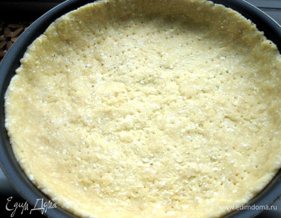 Тесто размять по смазанной форме с бортиками,наколоть вилкой и убрать в холодильник.