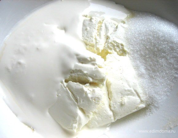 Делаем начинку. Соединяем сметану, творог и сахар (по рецепту его было больше, но финики и изюм добавят сладость, поэтому я уменьшила!).