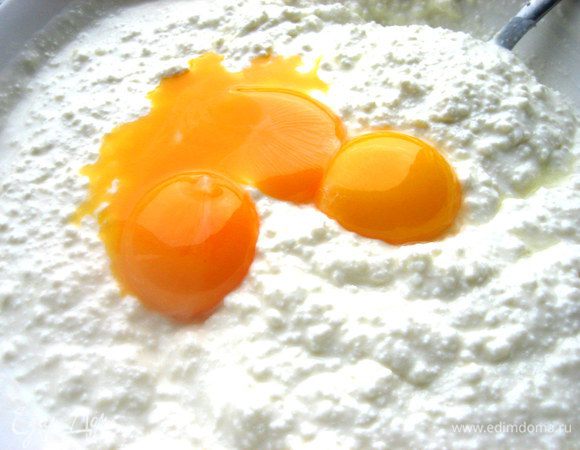 Отделяем желтки от белков и добавляем сперва желтки.