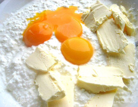 Вмешиваем кусочки мягкого масла...