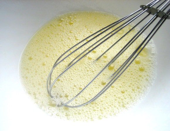 Белки взбиваем в пену с щепоткой соли.