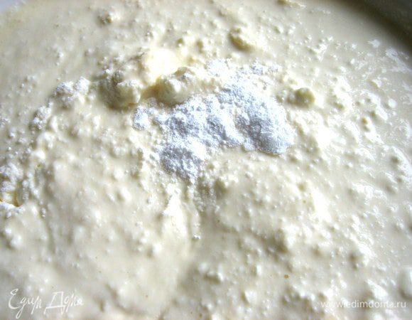 Вводим аккуратно белки в тесто и ложечку разрыхлителя.