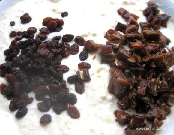 Сухофрукты моем,сушим и бросаем в тесто (финики измельчить!).