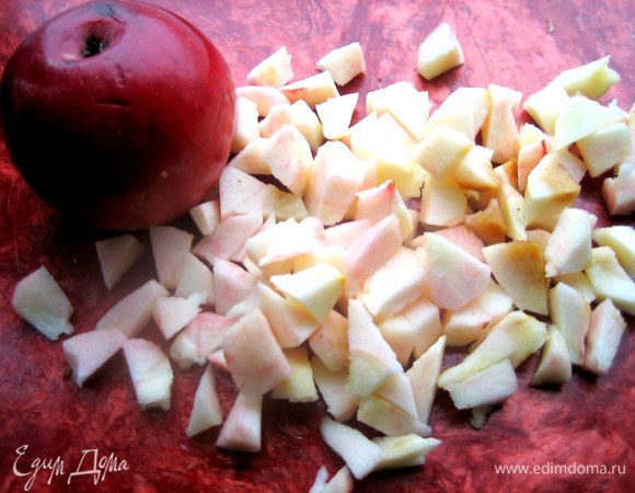 Яблоко без кожи и серединки нарезать на кусочки. Можно полить лимонным соком.