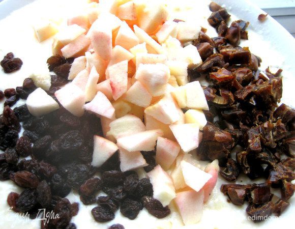 Вмешиваем добавки в творожную массу.