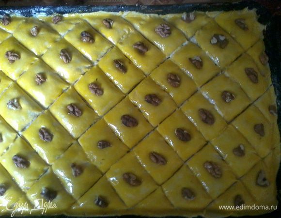 1) Муку с маргарином перетереть, добавить сметану и соду, потом желтки, хорошо вымесить тесто. Если мало муки, то чуть добавьте. Отправить на 1 час в холодильник.
2) Перекрученные через мясорубку грецкие орехи смешать с сахаром в отдельной посуде.
3) Взбить хорошо белки с сахаром в пену.
4) Разделить тесто на 6 частей,это размером на противень,а если меньше форма тогда на больше частей делите тесто.Раскатываем одну часть размером с противень и выкладываем на смазанный маслом противень,смазываем взбитыми белками,а сверху щедро посыпаем измельченными орехами с сахаром, раскатываем следующую часть теста и выкладываем поверх начинки и снова смазать белками и посыпаем орехами, так со всеми частями теста, только когда положите последний пласт теста, берёте нож и разрезаете, но не доходя до конца, на ромбики, мне удобно начинать с угла по диагонали, потом смазать взбитым желтком, а на середину каждого ромбика положить кусочки ядра грецкого ореха.