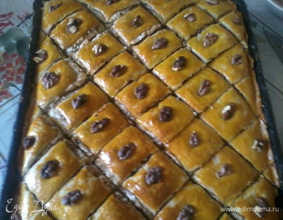 5) Выпекать при t=210-230° 35-40 минут.
6) Готовую пахлаву разрезать на ромбики.