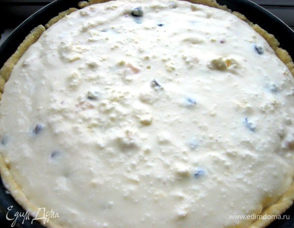 Выливаем в тесто. Повторяю,начинки очень много, даже до краёв наливала и то осталась! Боялась,что поплывёт в духовке, но всё обошлось)))