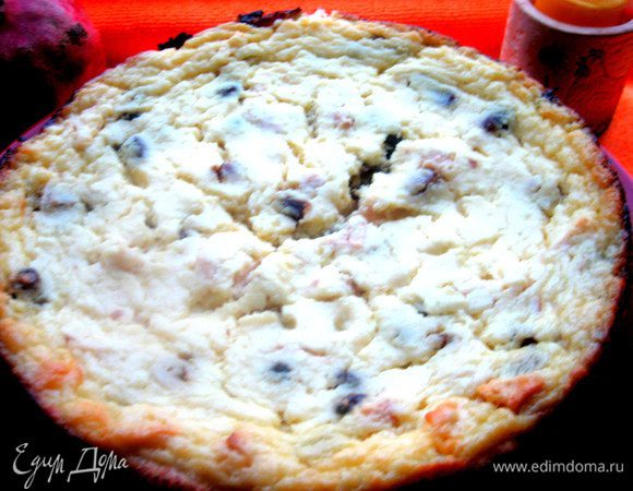 Пирог отправила в разогретую духовку (180*) на 35 минут и оставила там при выключенном газе,так как убегала на работу! Так и так творожные пироги должны устояться и остыть перед нарезанием...Запеканка выскочила быстрее)))