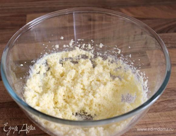 Растереть сливочное масло с сахаром и ванилином.