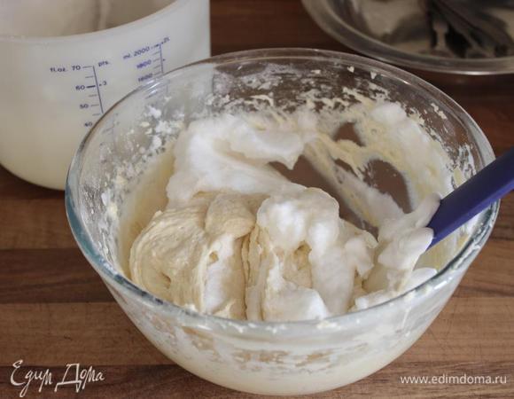 В отдельной миске взбить белки с солью до крепости. Четверть белков смешать с тестом. Затем добавить остальные белки и аккуратно, снизу вверх замешать их в тесто.