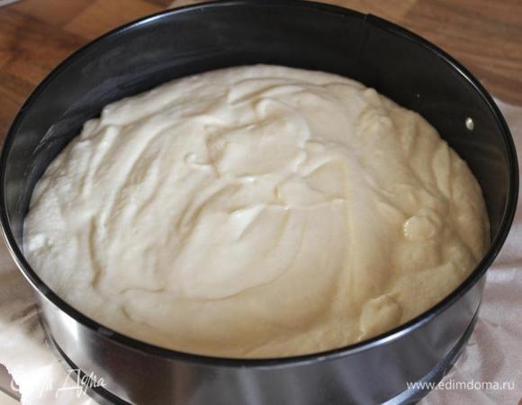 Дно формы (20-22 см) выстелить пергаментом, стенки смазать маслом. Тесто разделить на 3 части. Выпекать удобней именно коржами при 180*С около 30 минут. Готовые коржи охладить.