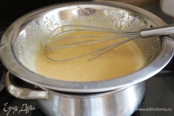 Горячее масло тонкой струйкой влить в желтки, постоянно помешивая. Поставить крем на водяную баню и заварить его до загустения. За несколько минут до готовности крема добавить виски.
