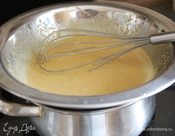Горячее масло тонкой струйкой влить в желтки, постоянно помешивая. Поставить крем на водяную баню и заварить его до загустения. За несколько минут до готовности крема добавить виски. 