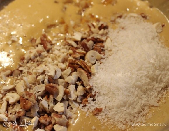 В горячий крем добавить тёртый кокос, сухофрукты и орехи. Крем охладить, разделить надвое и смазать первый и второй коржи. Накрыть торт третьим коржом и убрать в холодильник минимум на 2 часа. В такой степени готовности торт можно хранить дней десять, но необходимо его завернуть в фольгу или пергамент.