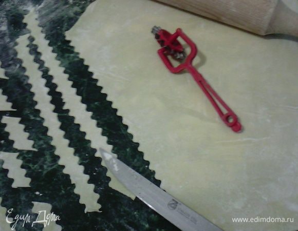 1) Желток взбить с солью, всыпать муку, добавить пару капель растительного масла, вымесить так, чтобы тесто не прилипало к рукам, как на пельмени.