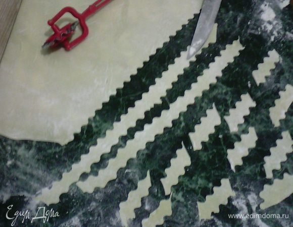 2) Тесто как можно тоньше раскатывайте, разрезайте сначала на полоски (я использовала фигурный колёсик, всё зависит от вашей фантазии, можно просто ножом), а потом порезать какой хотите длины.
3) Выложить тесто на газету, чтоб оно подсохло, но я делаю это быстрей -  включаю духовку, открываю дверцу, на неё же застилаю фольгу и рассыпаю прямо по фольге лапшу... она так быстрее просыхает.